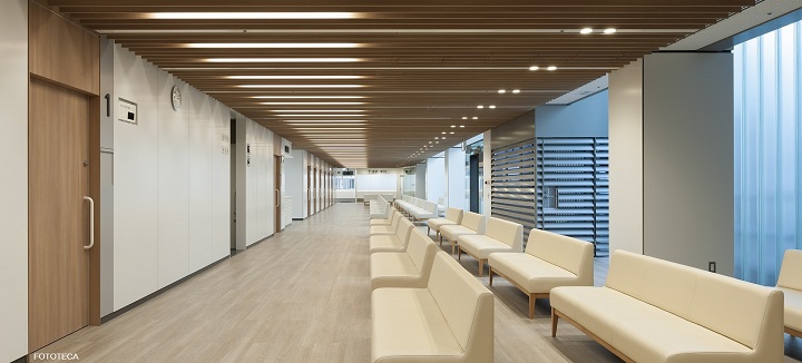 戸田市立市民医療センター 廊下と待合所