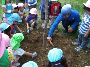 子どもたちと植樹をしている写真