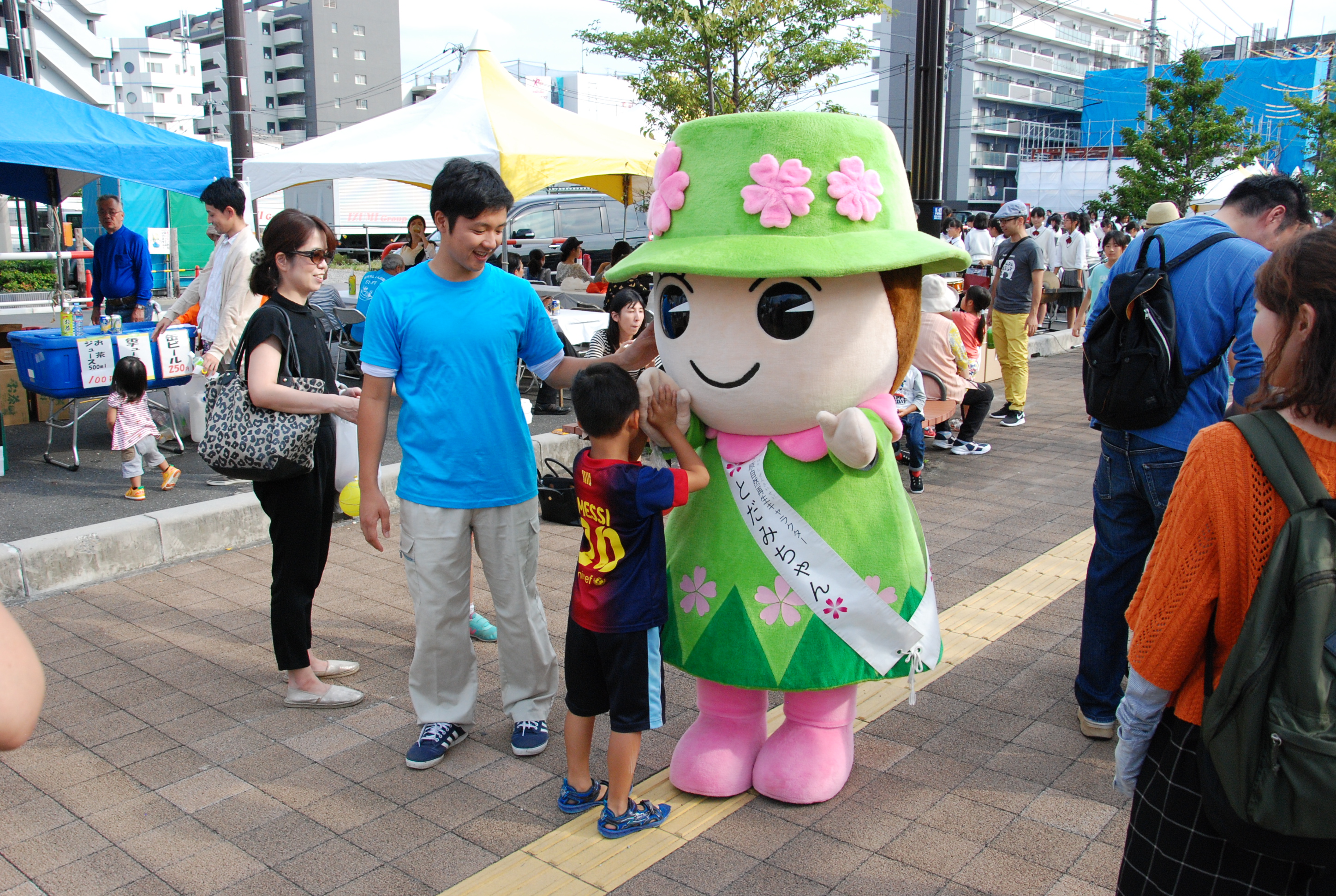 ハイタッチをするとだみちゃんの写真