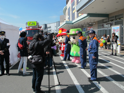 はしご車両の前での写真