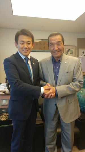 日本体育大学の松浪理事長と市長の写真