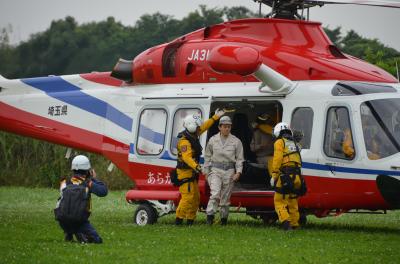 荒川左岸水害予防組合水防演習で災害ヘリコプターを視察する市長の写真