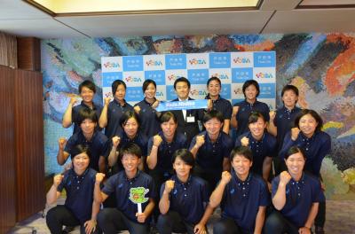 戸田中央総合病院メディックスの皆さんと市長の集合写真