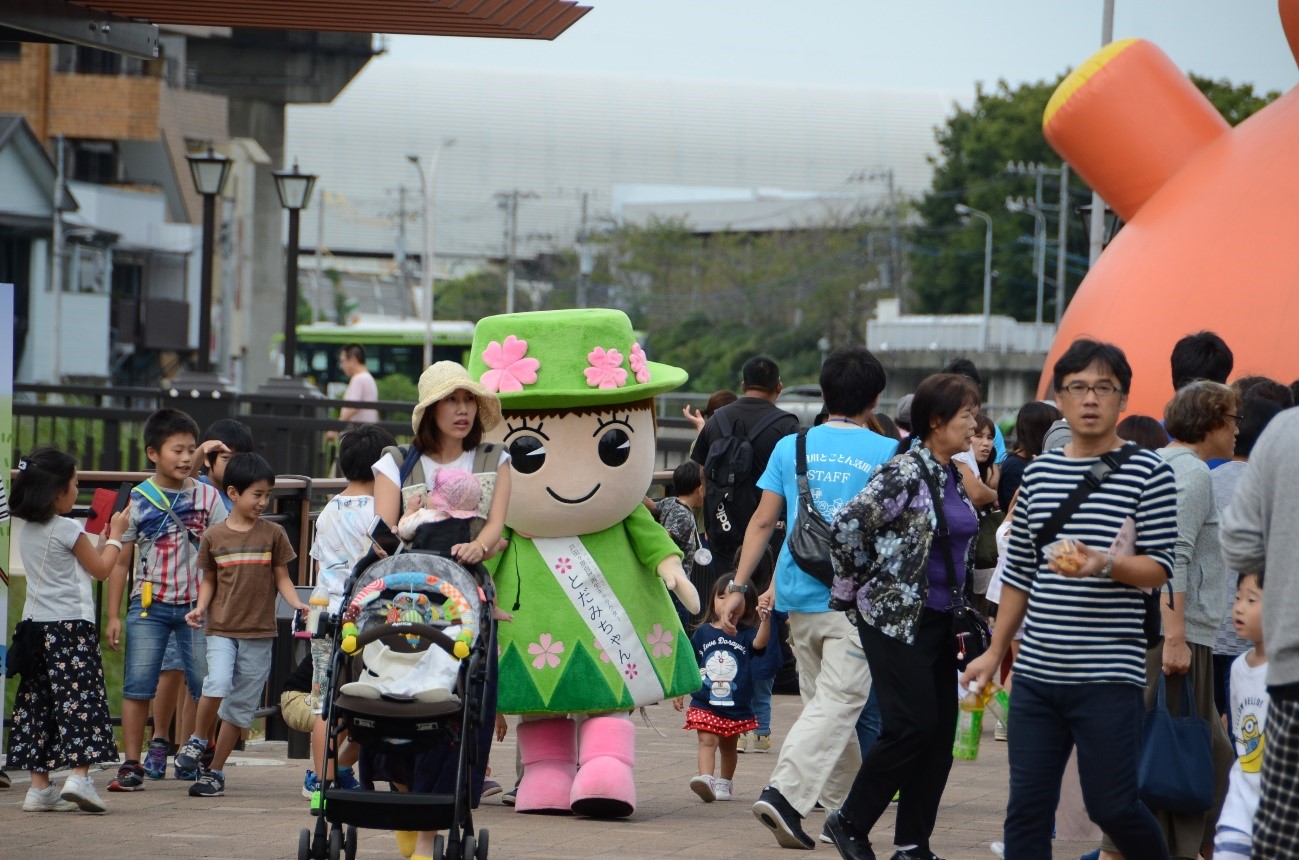 遊歩道を歩くとだみちゃんの写真