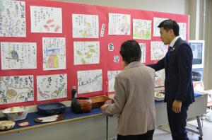 下戸田公民館まつりで展示作品を鑑賞する市長1
