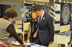下戸田公民館まつりで展示作品を鑑賞する市長2