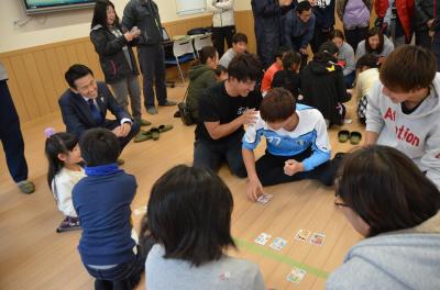 かるた大会を見学する市長