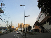 　戸田公園駅前のデザイン灯の写真