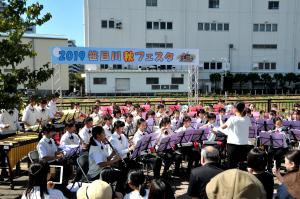 新曽中学校吹奏楽部の演奏の写真