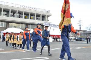 少年少女消防クラブ員による徒歩分列行進の写真