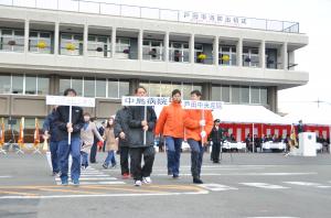 市内事業所の戸田中央総合病院、中島病院、戸田中央産院による徒歩分列行進の写真