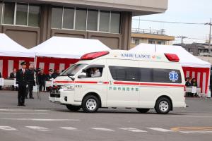 高規格救急自動車救急3号車による車両分列行進の写真