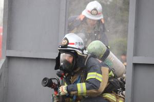 消防職員による火災想定訓練展示の写真（屋内侵入）