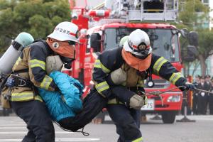 消防職員による火災想定訓練展示の写真（傷病者救出）