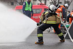消防職員による火災想定訓練展示の写真（援護注水）