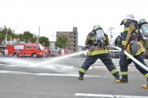 消防職員による火災想定訓練展示の写真（放水）