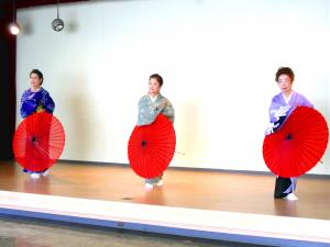 傘を使った静寿会の舞踊の写真