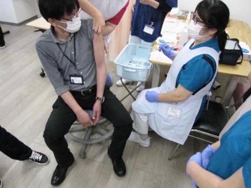看護師のワクチン接種の様子の写真