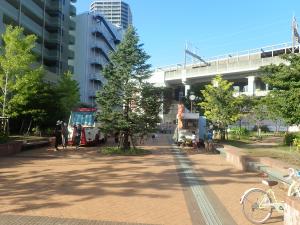 社会実験の噴水公園キッチンカーの写真