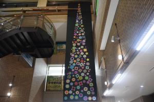 図書館入口のクリスマスツリーの画像