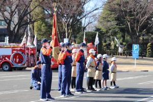 出初式観閲式の少年少女消防クラブ員の写真