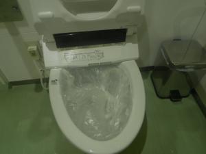 トイレに水のう設置後