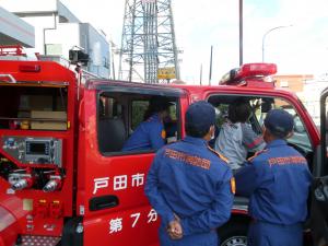 車両内部の操作について説明を受ける分団員