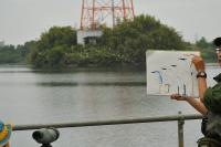 中の島の前で講師の解説