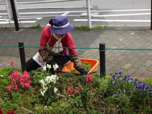 活動風景（花壇の手入れ）