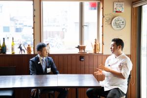 店内で対談する、料理長の六本木さんと市長
