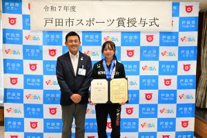 市長、荒巻様、表彰状授与後の記念写真