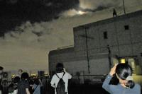 双眼鏡で月を見る