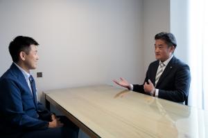 市長と熊木専務の対談の様子