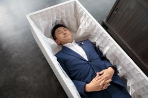 市長の入棺体験の様子