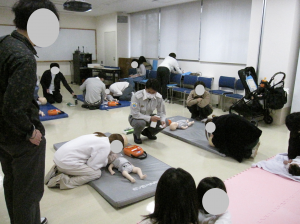 消防の救命処置の実践の様子