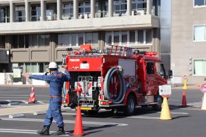 消防団員が車両後退誘導をしている様子