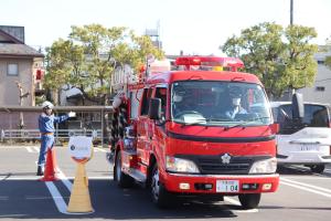 消防団車両が方向転換をしている様子