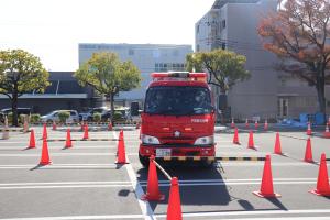 クランクコースを消防団車両が走行している様子