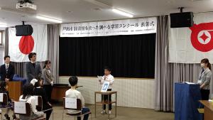 第4回戸田市図書館を使った調べる学習コンクール表彰式にて受賞者が感想を述べている様子