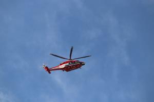 防災ヘリコプターの飛行画像