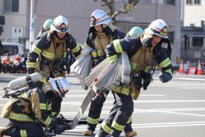 新人訓練でホースを延長している様子