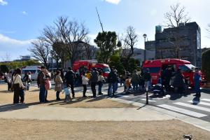 市民が車両見学している様子