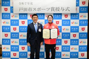市長と表彰状持った上森選手との写真