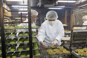 ベルギーワッフルの手焼きに挑戦する市長1