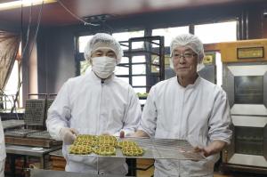 水谷社長（左）と市長（右）と焼き立てのベルギーワッフル