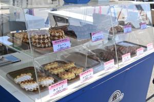 ショーケースに並んだベルギーワッフル