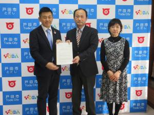 市長と第5期自治基本条例推進委員会の委員長・副委員長