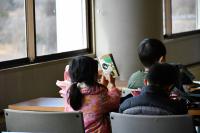 図鑑で勉強する参加者