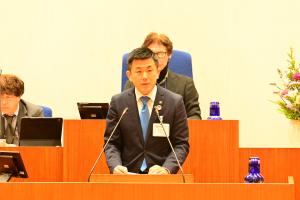 議会閉会に伴う市長挨拶の様子