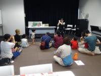 かみとだおはなし会の様子